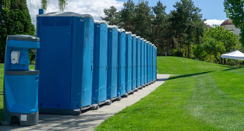 there are luxury porta potty rental units available with amenities such as air conditioning, sinks, and upscale decor